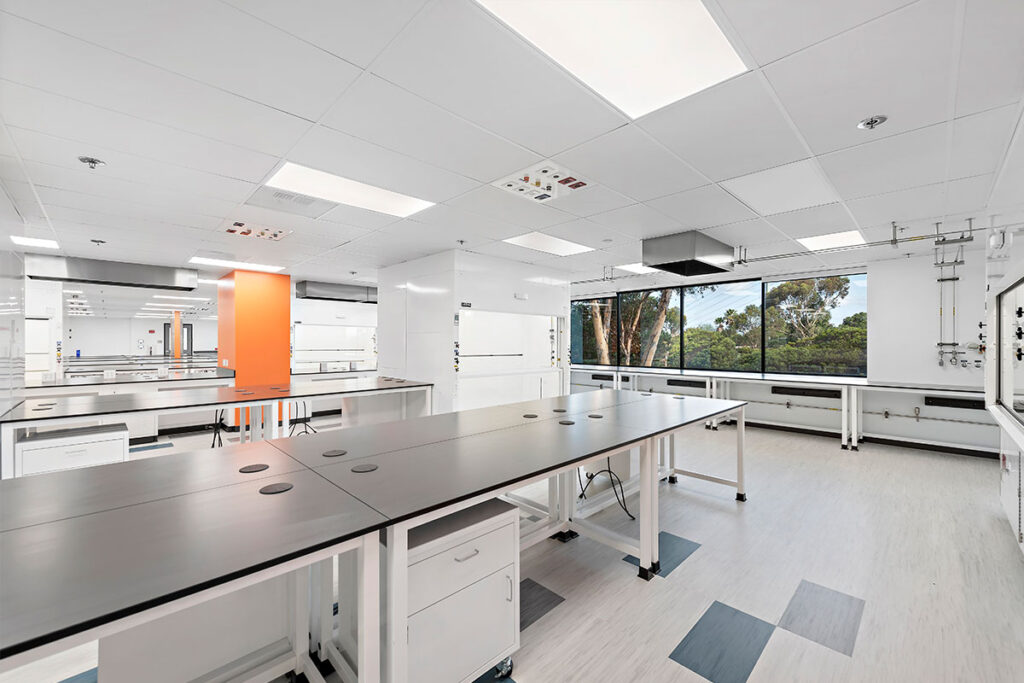 Choosing Between Fixed vs Modular Lab Furniture for Modern Laboratories