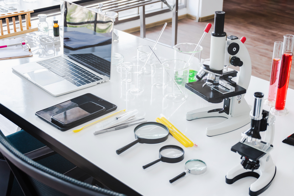 Lab tables with integrated technology