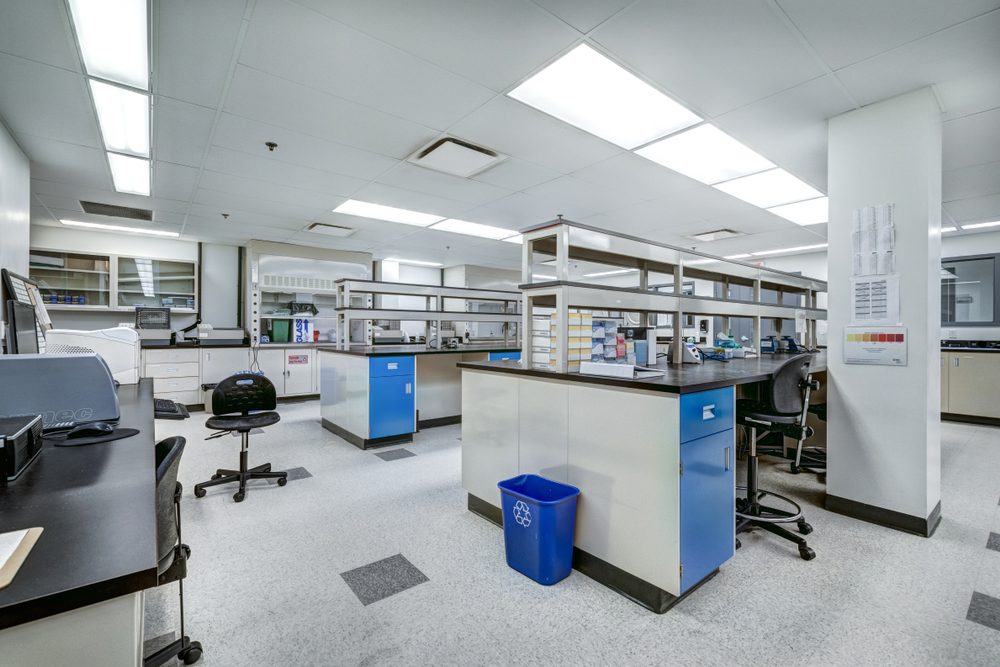 Multi-level lab benches 